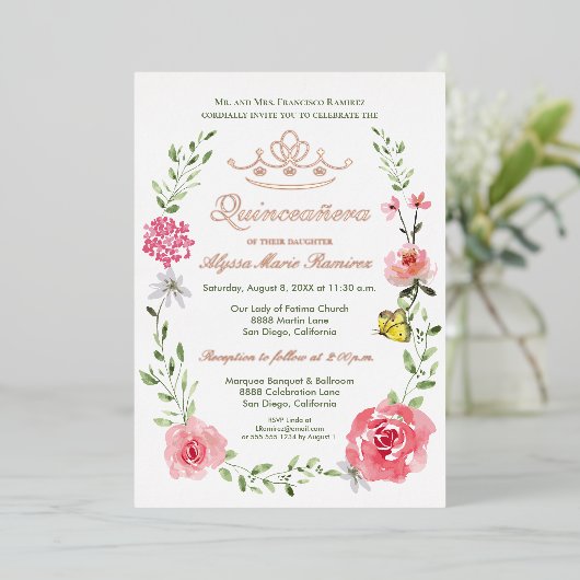 Luxe bloemroze vlinders Tiara Quinceañera Folie Uitnodiging (Staand Voorkant)