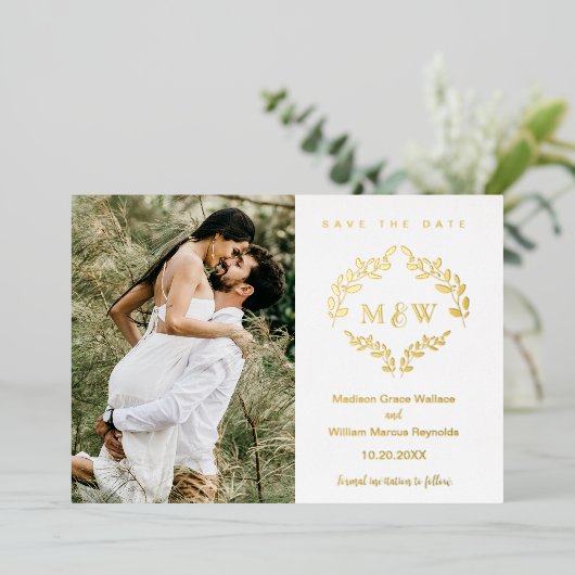 Luxe bruiloft crest monogram krans aangepaste foto folie uitnodiging (Staand Voorkant)