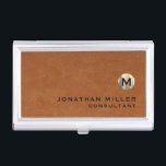 Luxe bruin lederen goudmonogram visitekaarthouder<br><div class="desc">Eenvoudig modern design met luxe geborsteld metallisch goudmonogram met persoonlijke naam en titel of aangepaste tekst hieronder in klassieke bloktypografie op een zachtbruine,  getextureerde achtergrond. Personaliseer voor uw eigen gebruik.</div>
