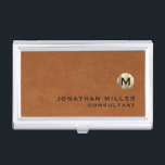 Luxe bruin lederen goudmonogram visitekaarthouder<br><div class="desc">Eenvoudig modern design met luxe geborsteld metallisch goudmonogram met persoonlijke naam en titel of aangepaste tekst hieronder in klassieke bloktypografie op een zachtbruine,  getextureerde achtergrond. Personaliseer voor uw eigen gebruik.</div>