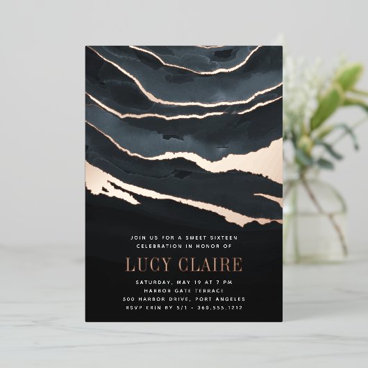 Luxe Dark Marble Sweet Sixteen Birthday Folie Uitnodiging (Staand Voorkant)