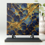 Luxe Deep Navy Blue Gold Abstract Biologisch Tegeltje<br><div class="desc">Deze fascinerende decoratieve keramische tegel heeft een abstract ontwerp dat doet denken aan organische celstructuren of ingewikkelde patronen die in de natuur worden aangetroffen. De in elkaar grijpende vormen lijken op dwarsdoorsneden van planten cellen of honingraat, die overgaan van diepzeeblauwen naar goudkleurige tinten. De gouden contouren voegen een luxe tintje...</div>