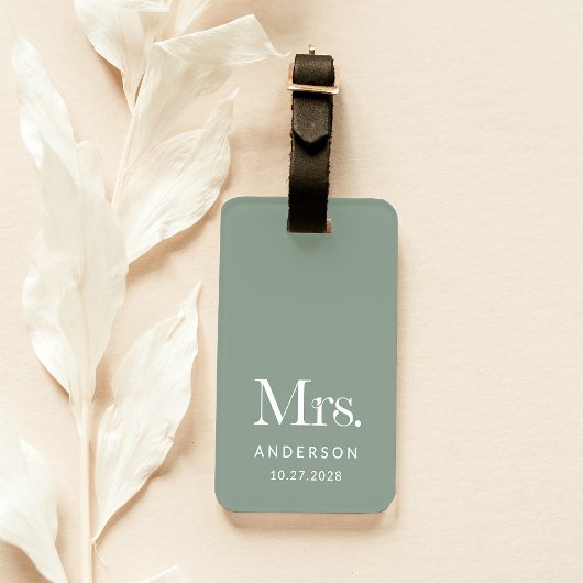 Luxe Elegance | Sage Green Mrs. en trouwdatum Bagagelabel