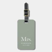 Luxe Elegance | Sage Green Mrs. en trouwdatum Bagagelabel (Voorkant verticaal)