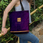 Luxe elegant goud modern paars monogramme tote bag<br><div class="desc">Klanten die uitsluitend op kantoor lijken of persoonlijke monogrammed-canvas tas die voorzien is van een faux koper metallisch goudplein met uw monogram-naam initialen en een mousserende streep boven een stijlvol paars kunstleder die er als achtergrond uitziet. Geschikt voor kleine ondernemingen, collectieve of onafhankelijke bedrijfsberoeps, persoonlijke het brandmerken of stylist specialisten,...</div>