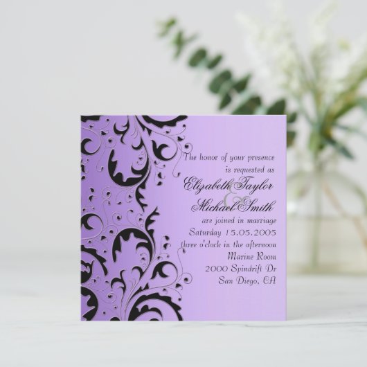 Luxe Elegant Zwart/Paarse Bloemen Bruiloft Uitnodi Kaart (Staand voorkant)