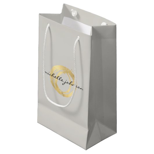 Luxe Faux Gold Painted Circle Designer Logo op Tan Klein Cadeauzakje (Voorkant Gekanteld)