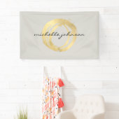 Luxe Faux Gold Painted Circle Designer Logo op Tan Spandoek (Insitu)