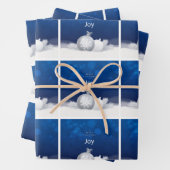 Luxe geschenkverpakking blauw wit sneeuwvlok vreug inpakpapier vel (In situ)