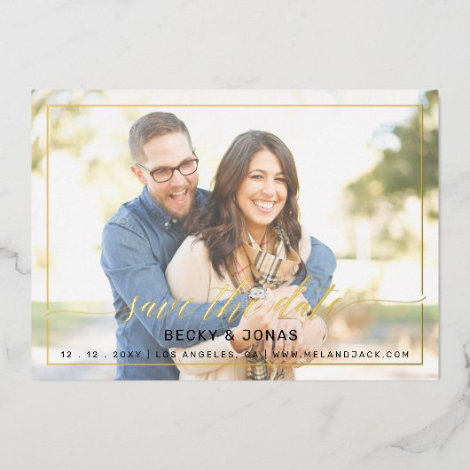 Luxe Gold Calligrafie 2 foto's sparen de datum Folie Uitnodiging (Voorkant)