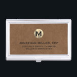 Luxe Gold Initiaal Logo bruin leder Visitekaarthouder<br><div class="desc">Eenvoudig modern luxe design met geborsteld metallisch gouden logo met persoonlijke naam,  titel,  bedrijfsnaam of aangepaste tekst hieronder in klassieke bloktypografie op een bruine lederen getextureerde achtergrond. Personaliseer voor uw eigen gebruik.</div>