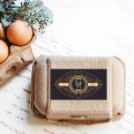 Luxe  Golden Egg Carton Label<br><div class="desc">Upgrade uw hoeve of familie boerderij met deze prachtige  eierkartonnen sticker met  onderdelen en een kipillustratie. Pas aan met uw eigen familienaam en controleer zeker onze winkel voor meer punten van dit collectie waar u tussen verschillende kleuren kunt kiezen die uw behoeften aanpassen.</div>