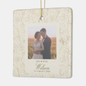 Luxe Gouden Bloem Bruiloftspatroon Keramisch Ornament (Links)