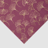 Luxe gouden Ginkgo-bladeren op dieprood Tissuepapier (Detail)
