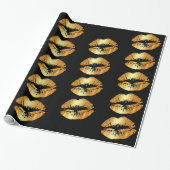Luxe gouden lippen kussen op zwart verpakkingspapi cadeaupapier (Uitgerold)