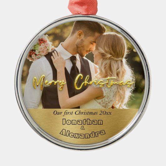 Luxe gouden Schattige paar foto Eerste Kerstmis Metalen Ornament (Voorkant)