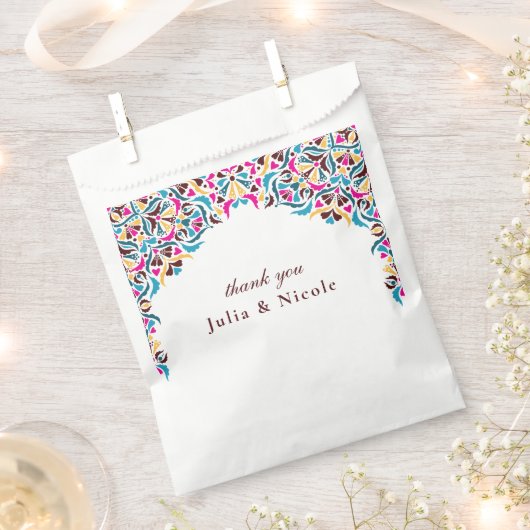 Luxe ivoren bloemstijl rand bruiloft met een grill bedankzakje (Geknipt)