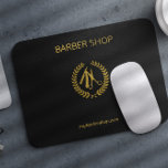 Luxe kapperszaak goud zwart leer look goud muismat<br><div class="desc">Barber shop muismat met faux gouden schaar logo en barber script op een effen zwarte elegante lederen look achtergrond</div>