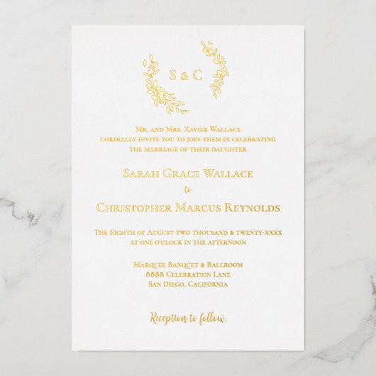 Luxe krans monogram wit goud elegante bruiloft folie uitnodiging (Voorkant)