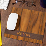 Luxe mahonie houten textuur en een bruin leer muismat<br><div class="desc">Luxe mahonie hout textuur en een bruine lederen textuur streep met een aangepaste naam.</div>