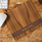 Luxe mahonie houten textuur en een bruin leer muismat