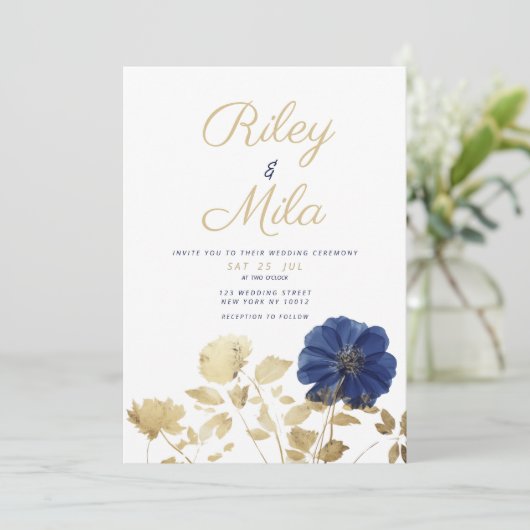 Luxe marine blauw goud gebladerte bloem bruiloft kaart (Staand voorkant)