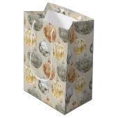 Luxe Metallic Ornamenten op Neutral Beige Medium Cadeauzakje (Voorkant Gekanteld)