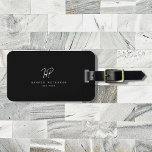 Luxe minima zwart monogram - Latijnse afbeelding s Bagagelabel<br><div class="desc">Chic en stijlvol,  dit moderne monogram bagagelabel in wit en zwart is een verfijnd minimalistisch ontwerp dat je monogram combineert met een handgeschreven script,  samen met elegante serif typografie. Op de rug is ruimte voor uw adres.</div>