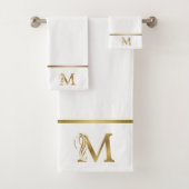 Luxe monogram gouden letter M op blauw Bad Handdoek (Insitu)