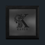 Luxe Monogram K op Dark Grey Cadeaudoosje<br><div class="desc">Monochromatische glans met de luxeletter K - in het zwart op een donkergrijze achtergrond. Alle brieven zijn beschikbaar op verzoek.</div>