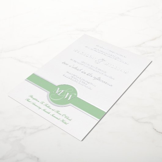 Luxe Monogram Modern Wedding Green Silver Foil Folie Uitnodiging (Gedraaid)