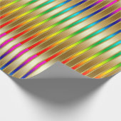 Luxe regenboogstrips op gouden achtergrond cadeaupapier (Hoek)