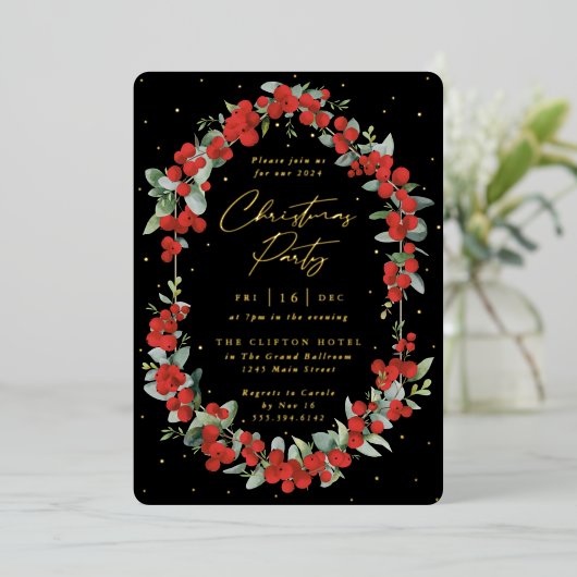 Luxe Rode Bes + Eucalyptus Kerstfeest Folie Uitnodiging (Staand Voorkant)