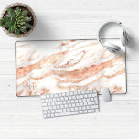 Luxe Roos Gold Foil Marble Monogram Bureaumat<br><div class="desc">Luxe Roos Gouden Folie Marmer Monogram Desk Mat Muismat met trendy wit marmer en zacht roze roségoud folie marmer. Voeg jouw naam en monogram toe voor een ontwerp op maat! Neem contact met ons op via cedarandstring@gmail.com als u hulp nodig hebt bij het ontwerp of de bijbehorende producten.</div>