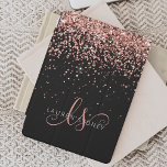 Luxe Roos Gold Glitter Elegant Monogram iPad Mini Cover<br><div class="desc">Glam Roos Gold Glitter Elegant Monogram iPad Cover. Pas dit trendy klokplaatje met elegant roos gouden mousserende glitter op een zwarte achtergrond eenvoudig aan. Het ontwerp kenmerkt uw handgeschreven manuscriptmonogram met  cirkels en jouw naam.</div>