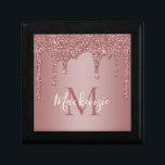 Luxe Roos Gold Sparkle Glitter Drift Monogram Cadeaudoosje<br><div class="desc">Meisjes Roos Gold Sparkle Glitter Drijft Monogram Gift Box met mode faux blush roze/roos goudglitter druppelt op een chemische achtergrond met uw eigen monogram en naam. Neem contact met ons op via cedarandstring@gmail.com als u hulp nodig hebt bij het ontwerp of de bijbehorende producten.</div>