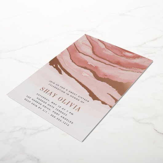 Luxe roze marmer Sweet Sixteen Birthday Folie Uitnodiging (Gedraaid)