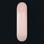 Luxe roze roodbruin glitter rand persoonlijk skateboard<br><div class="desc">Deze glamoureuze en luxe print is het perfecte ontwerp voor de stijlvolle en trendy vrouw. Het is voorzien van een faux dunne roos goudglitter randgordijn met faux glitter typografie boven op een simpele lichtroze achtergrond. Het is een elegant, chic, trendy en modern broeddesign met een Hollywood-vibe! ***BELANGRIJKE NOTA VAN HET...</div>