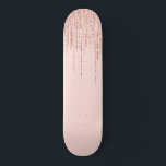 Luxe roze roodbruin glitter rand persoonlijk skateboard<br><div class="desc">Deze glamoureuze en luxe print is het perfecte ontwerp voor de stijlvolle en trendy vrouw. Het is voorzien van een faux dunne roos goudglitter randgordijn met faux glitter typografie boven op een simpele lichtroze achtergrond. Het is een elegant, chic, trendy en modern broeddesign met een Hollywood-vibe! ***BELANGRIJKE NOTA VAN HET...</div>