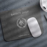 Luxe schouderwinkel zilvergrijs leder muismat<br><div class="desc">Barber shop muismat met faux zilver metallic schaar logo en barber script op een donkergrijze lederen look achtergrond</div>