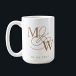 Luxe Typografie Bruiloft Monogram Koffiemok<br><div class="desc">Ons "Luxurious Typography" collectie is voorzien van een prachtig aangepast kalligrafie script met voldoende wervelingen in faux folie van verschillende kleuren, samen met bijpassende dubbele folie rand. Al uw script voor de aanpassing is in elegant serif lettertype. U kunt ervoor kiezen om faux folie kleuren te mixen en matchen voor...</div>