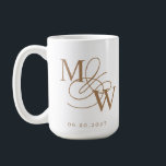 Luxe Typografie Bruiloft Monogram Koffiemok<br><div class="desc">Ons "Luxurious Typography" collectie is voorzien van een prachtig aangepast kalligrafie script met voldoende wervelingen in faux folie van verschillende kleuren, samen met bijpassende dubbele folie rand. Al uw script voor de aanpassing is in elegant serif lettertype. U kunt ervoor kiezen om faux folie kleuren te mixen en matchen voor...</div>