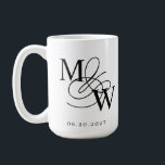 Luxe Typografie Bruiloft Monogram Koffiemok<br><div class="desc">Ons "Luxurious Typography" collectie is voorzien van een prachtig aangepast kalligrafie script met voldoende wervelingen in faux folie van verschillende kleuren, samen met bijpassende dubbele folie rand. Al uw script voor de aanpassing is in elegant serif lettertype. U kunt ervoor kiezen om faux folie kleuren te mixen en matchen voor...</div>