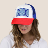 Luxe wit-blauw, Turks ornament. Trucker Pet (In situ)