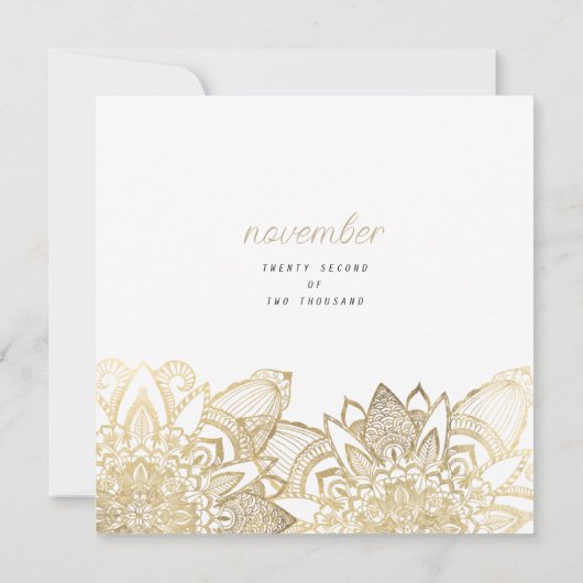 Luxe witgouden script floral mandala bruiloft kaart (Achterkant)