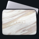 Luxe witte en beige marmertextuur laptop sleeve<br><div class="desc">Witte en lichtbeige luxe faux marble texture print en optioneel monogram.</div>