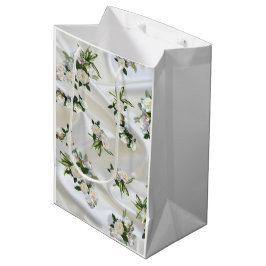 Luxe, witte, vloeiende zijde en witte rozen. medium cadeauzakje