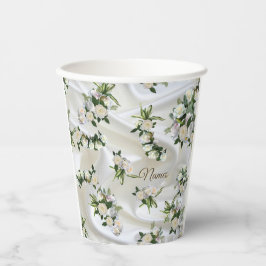 Luxe, witte, vloeiende zijde en witte rozen. papieren bekers