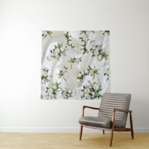 Luxe, witte, vloeiende zijde en witte rozen. wandkleed