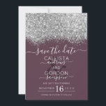 Luxe Zilver Paarse Glitters Confetti Bruiloft Save The Date<br><div class="desc">De elegante, glamoureuze en moderne "save the date"-kaart voor trouwfeesten is perfect voor het moderne en stijlvolle verloofde paar. Het bevat een namaak gedrukte zilveren glinsterende glitterconfetti gespikkelde kleurblok op een eenvoudige cassis pruim paarse achtergrond. De achterkant toont dezelfde glitter maar met een dikkere paneel. Dit chic, luxe en uniek...</div>